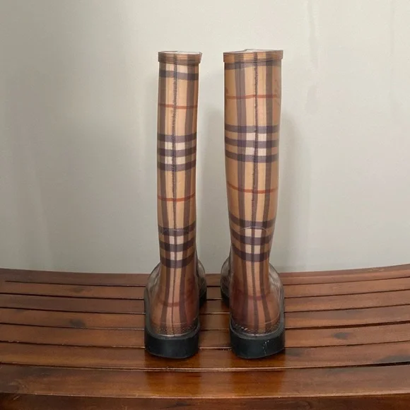 Burberry rain boots - Picture 5 of 8